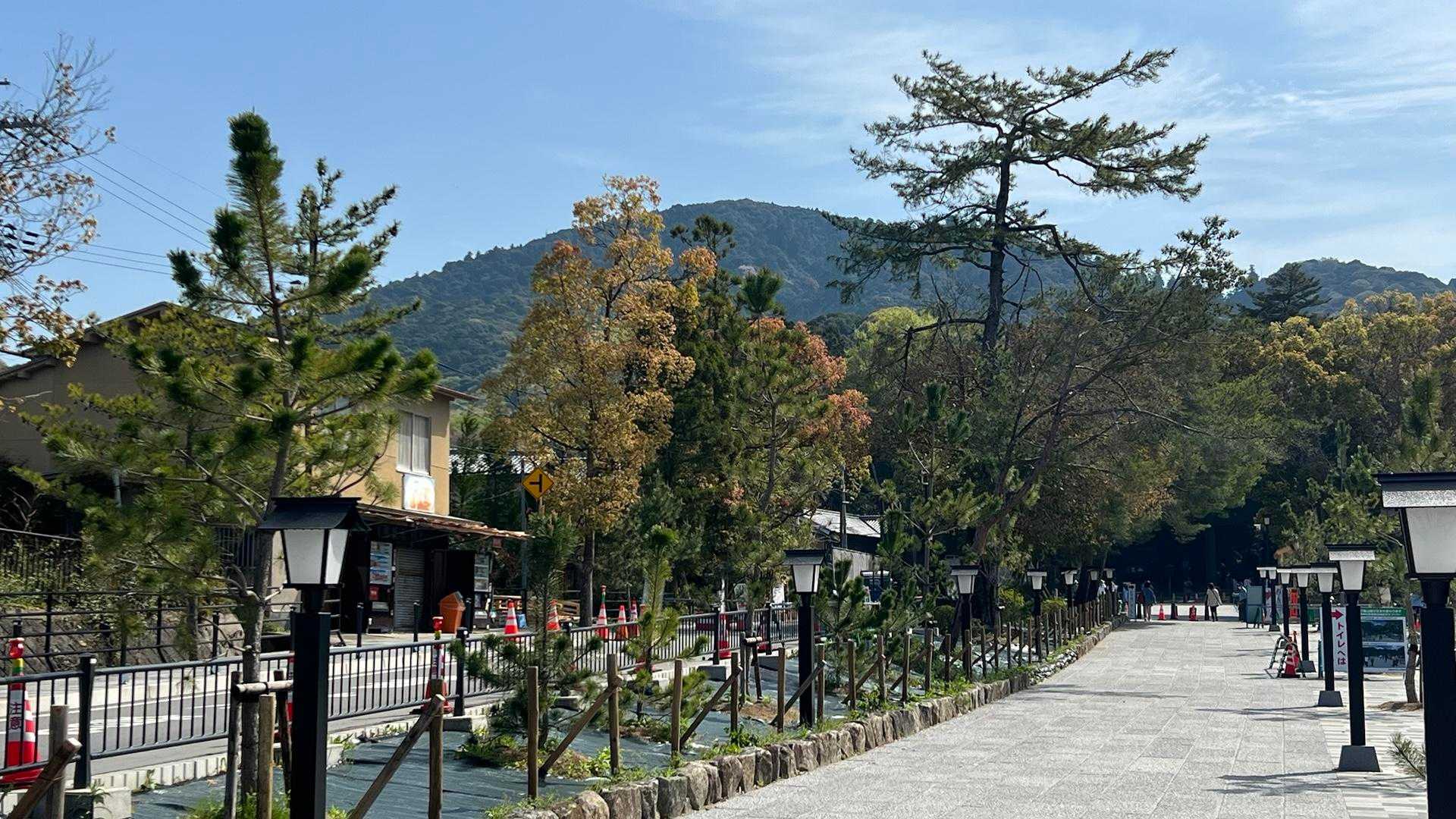 三輪明神大神神社(おおみわ神社)の参道から三輪山