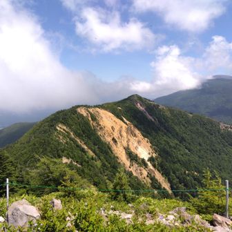 赤ゾレと水ノ塔山。浅間山も見えているな。