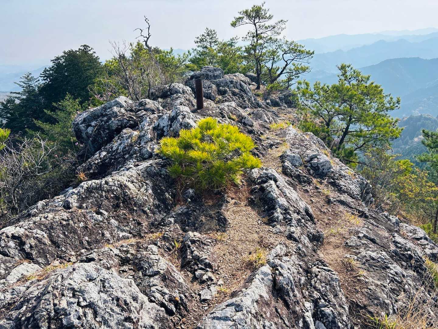 この辺りが山頂🙏仙の嶽
この岩は海底に堆積したプランクトンが
固まってできているようですが、
もろく崩れそうで心配😅
下りてから気がついた。