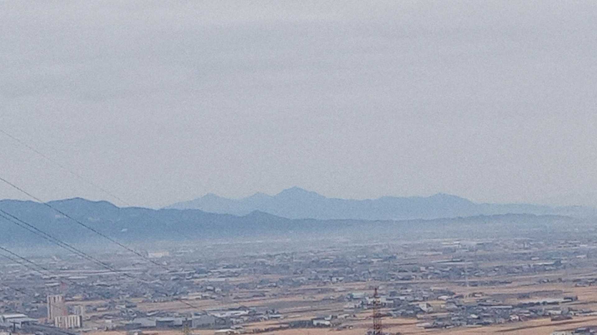 たぶん、右が金峰山。
そして、真ん中が三ノ岳(でも1番うしろ)、そして左が二ノ岳？っぽいけど、どうだろう？