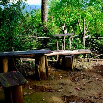 こじんまりした山頂にベンチ、テーブル完備
