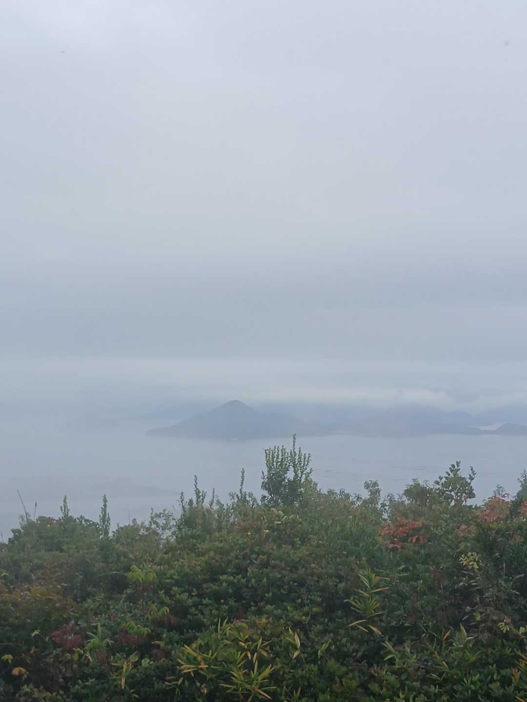 雲の隙間から　素晴らしかった　
宮島がかすかに