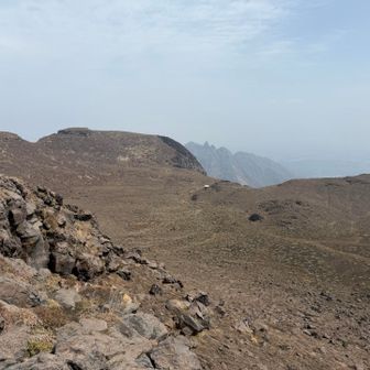 小さく避難小屋が見える