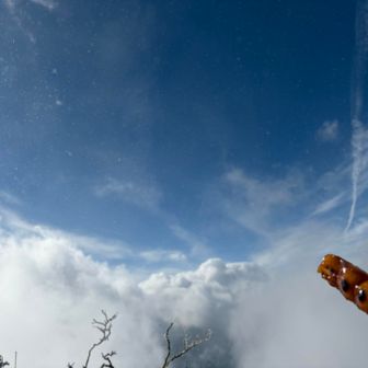 10m/sの風が吹き上げるなか団子休憩