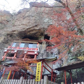 小堂が岩に埋まってます