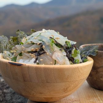 じゃじゃ〜ん！
鯛の塩昆布丼の出来上がり〜！🐟️🪸🍚