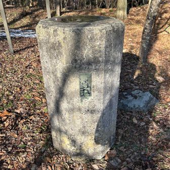天測点
天文測量をするために設置された基準点。
全国に48ヶ所で設置されたものの一つ。
現存しているのは43ヶ所。
八角柱と四角柱があり、髻山のものは八角柱。

ちなみに、子午線標は撤去済みらしい。