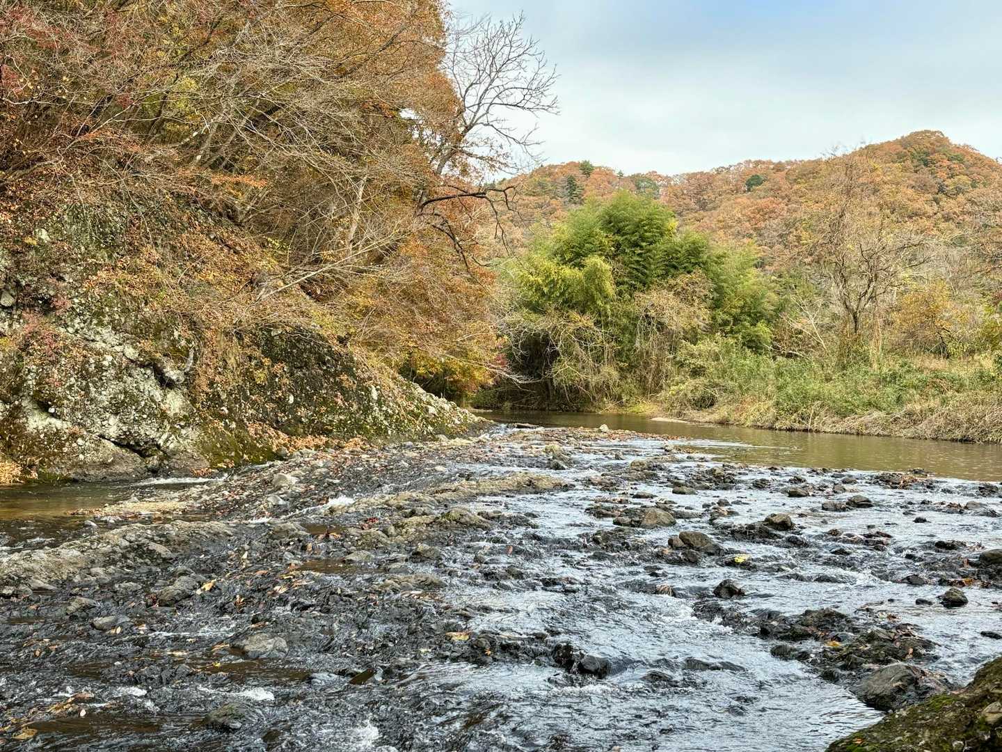 生瀬滝の上流　
渡渉ポイントです