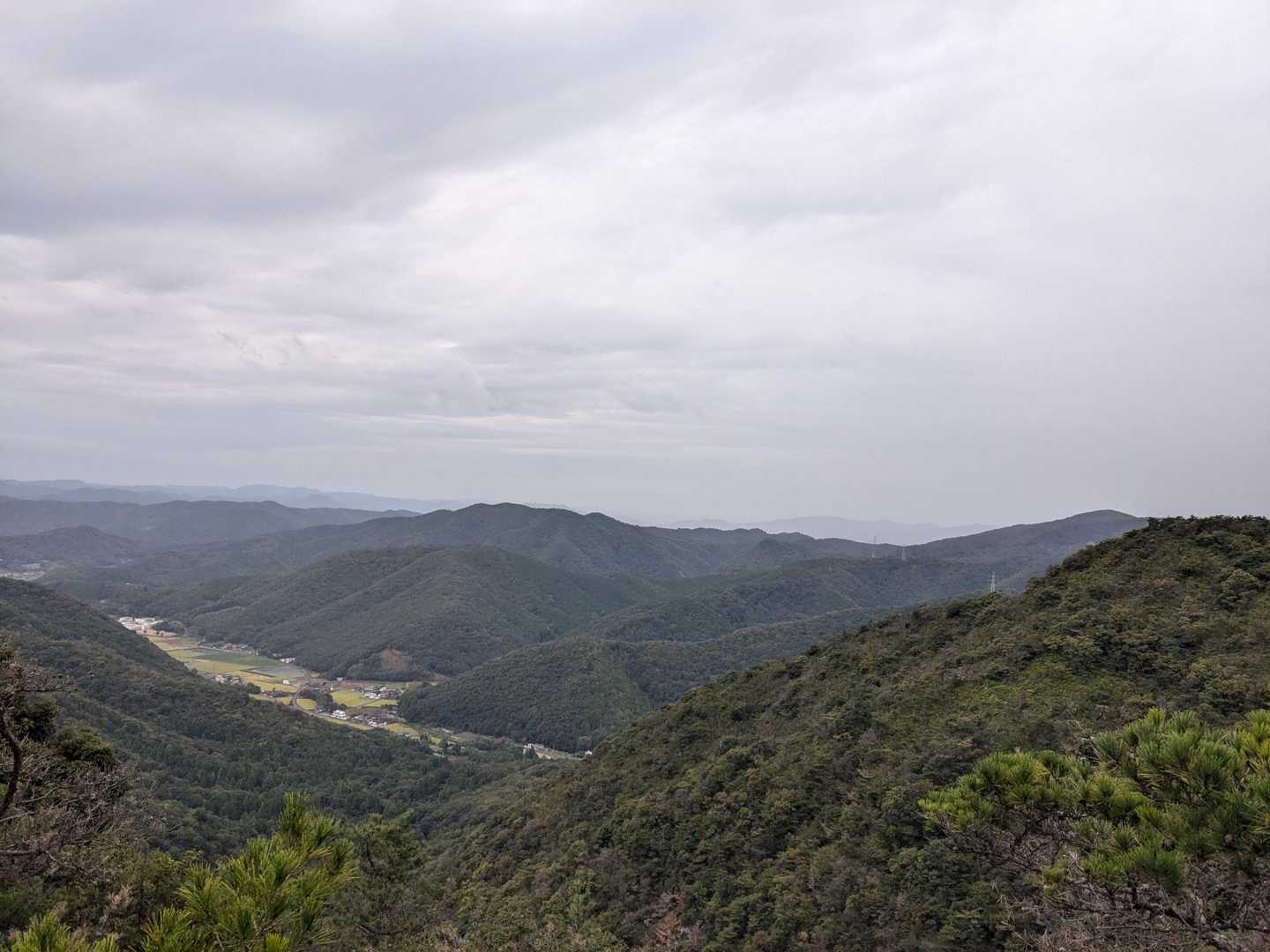 最初は曇り空。雨もパラパラ。