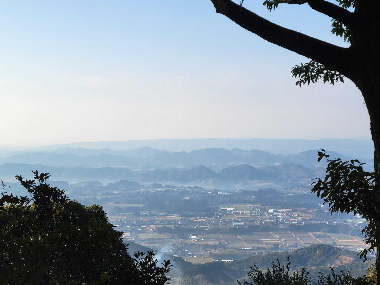 山頂からの眺め
霞んでいるけどちょっと墨絵の世界🥰