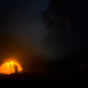 テントは全部で4張。夜中に雨😭 テント場は小屋から20〜30分離れた場所にあります。仮設トイレはあるけど、水場はなし。