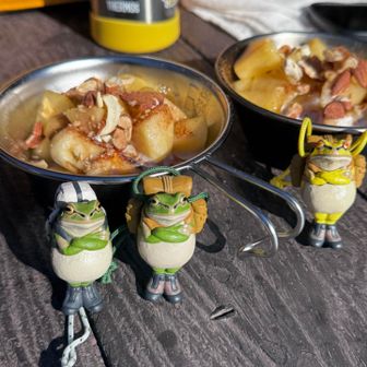 そして山友ちゃんはデザートも手作り❣️
リンゴ🍎をマシュマロ&バターでキャラメリゼ、
ワッフルをバーナーで温めて、ちょっと焦げ目。
ナッツとアイスを添えて。
めちゃくちゃ凝ってます✌️