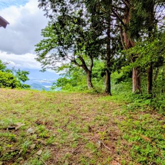 山頂から広場右方向から登って来ました　正面方向の眺めは…