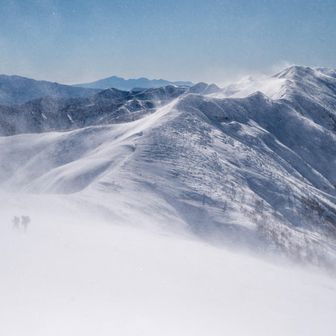 撤退開始　朝日岳への上越国境稜線を見る