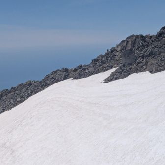 左下には、新山への雪渓を登る人👣