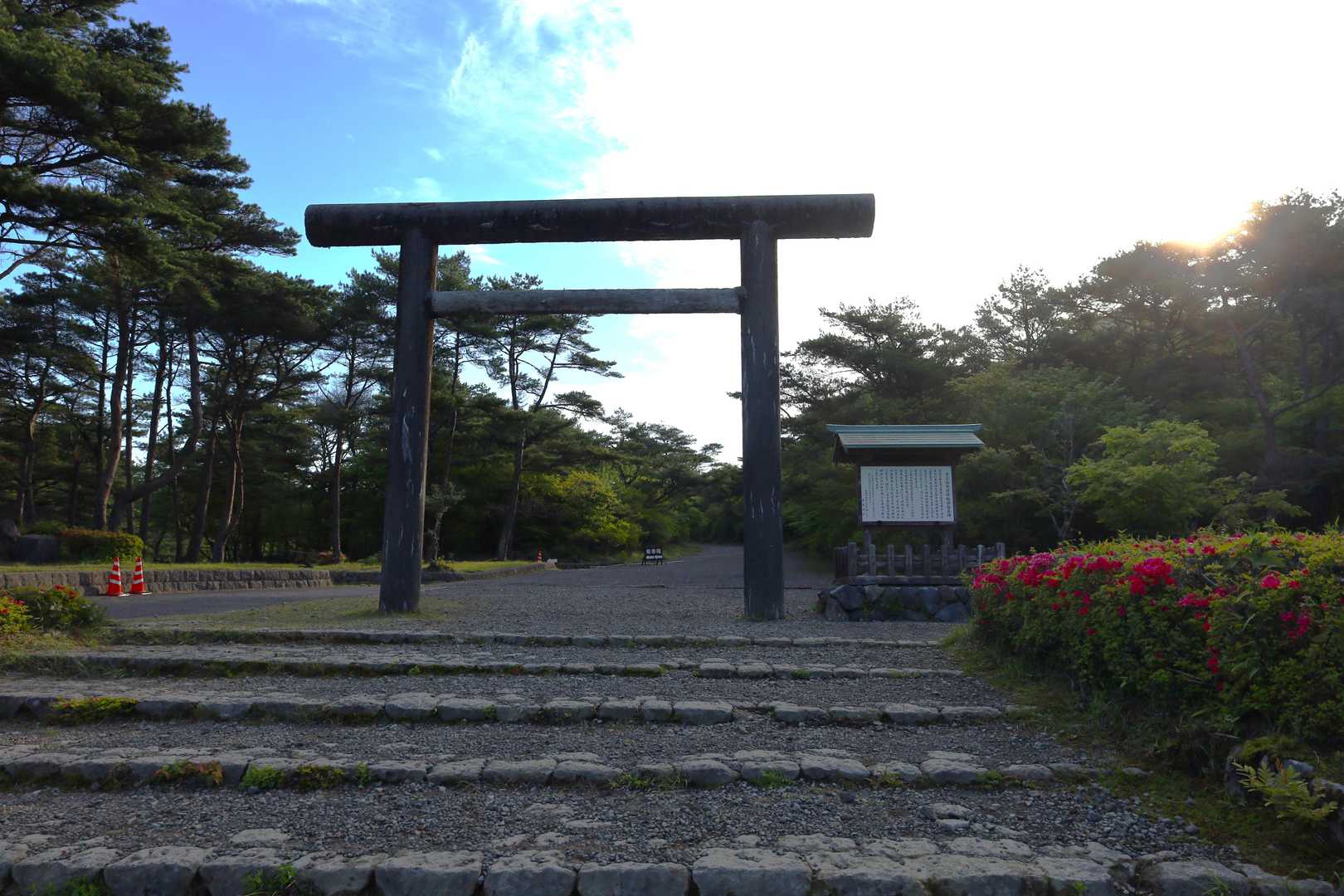 高千穂河原登山口から活動開始。
大きな鳥居が建っています。ここは霧島神宮のあった場所。1234年、鎌倉時代の大噴火で社殿が焼失しています。