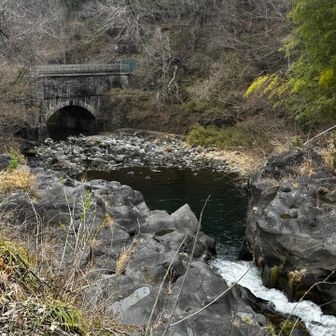 淵の先にアーチ型の橋？
これも水路との事
水路をずっと辿るルートだとか