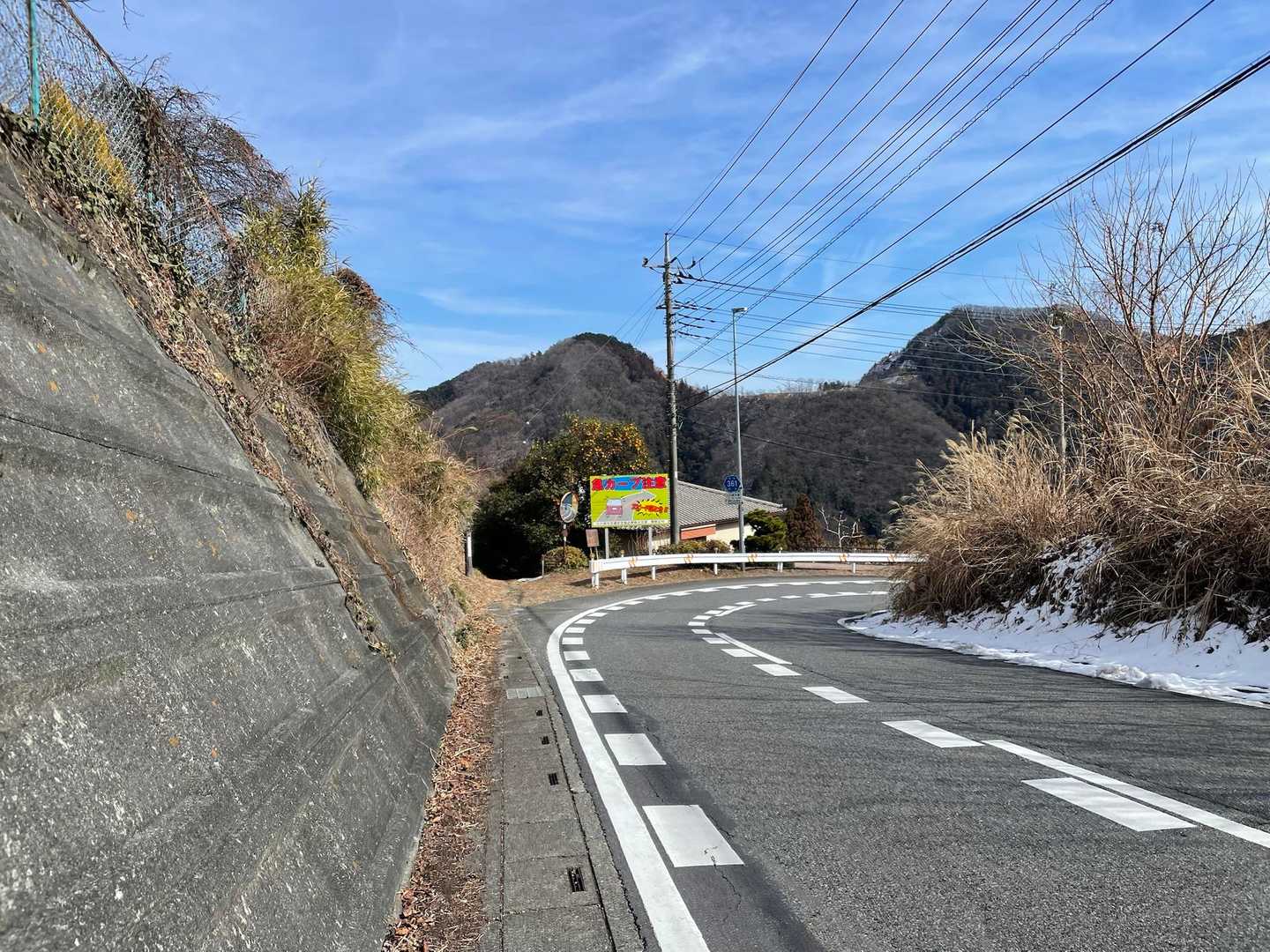 看板横から山道入る