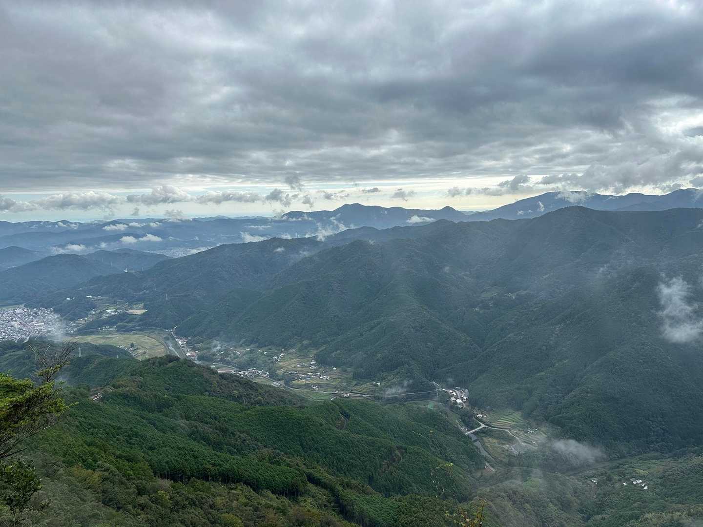 雨上がりで少し雲が残ってる空が良い