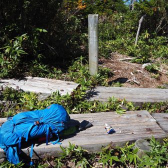 中丸山山頂にはちょっとした休憩スペースがあります。貸切です。反対側は絶景です😆。