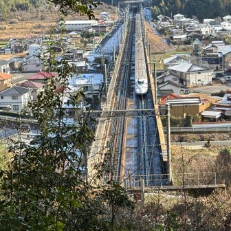 山陽新幹線、大動脈だけあって、頻繁に行き交う