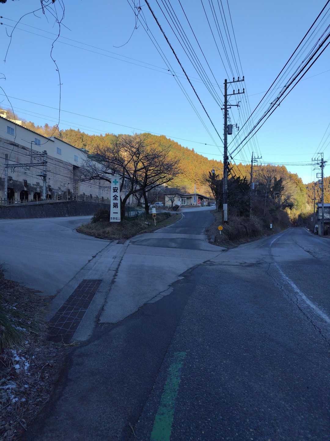 施設内を通過して