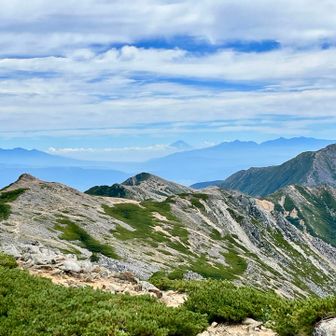 名残惜しいけれど下山道します🥲
常念岳に続く稜線と奥に富士山🗻そして八ヶ岳にはフォロワーのしーちゃんが見える🤭

大天井岳のその先の稜線も歩きたいな…⛰️きっとこの先、歩くことはないと思うから…

ここで東天井岳まで行ったら燕岳は明日、雨の中を歩くしかないかな…🤔あわよくば、東大天井岳と燕岳、今日行けるかな？🤭
とりあえず、歩こう🙋‍♀️