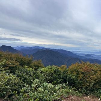 大東岳に蔵王方面。
先週登った瀧山もばっちり、みえました

繋がってるって感じがいいよねーと話しをしたら、んだな奥羽山脈だもん、当たり前だべなーと😆

南蔵王から面白山高原まで繋がった線を眺めてきました。