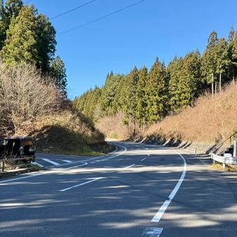 朝日山登山道東入口、左手に駐車スペース