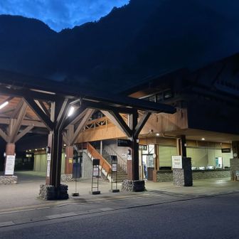 5時7分、上高地到着！
バスは5時が始発だからまだまだ到着しない(▼∀▼)
タクシー最高
v(￣Д￣)v 