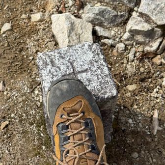 三角点タッチ...普段はしないけど💦

この登山靴、そろそろソールが限界を迎えてます💦
1年半ほど前に藤原岳で履き始め、その初日に一緒に登った方とこうやって写真を撮ったのを、私が勝手ながら思い出にしてます😅
なので、引退記念に📷😆📷✨