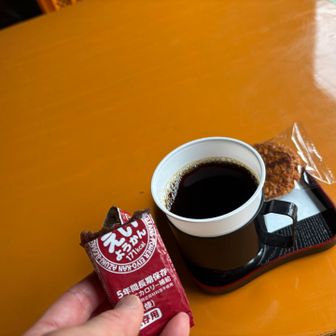 堀山の家で。小雨が降ってきて、テント内をおすすめしてくれました。おせんべい🍘の塩分も、う、嬉しい☺️🥹
そして、ローリングストックで入れ替えするため持参したえいようかん。糖質ばくだんなので運動しない時に食べるわけにはいかない😅