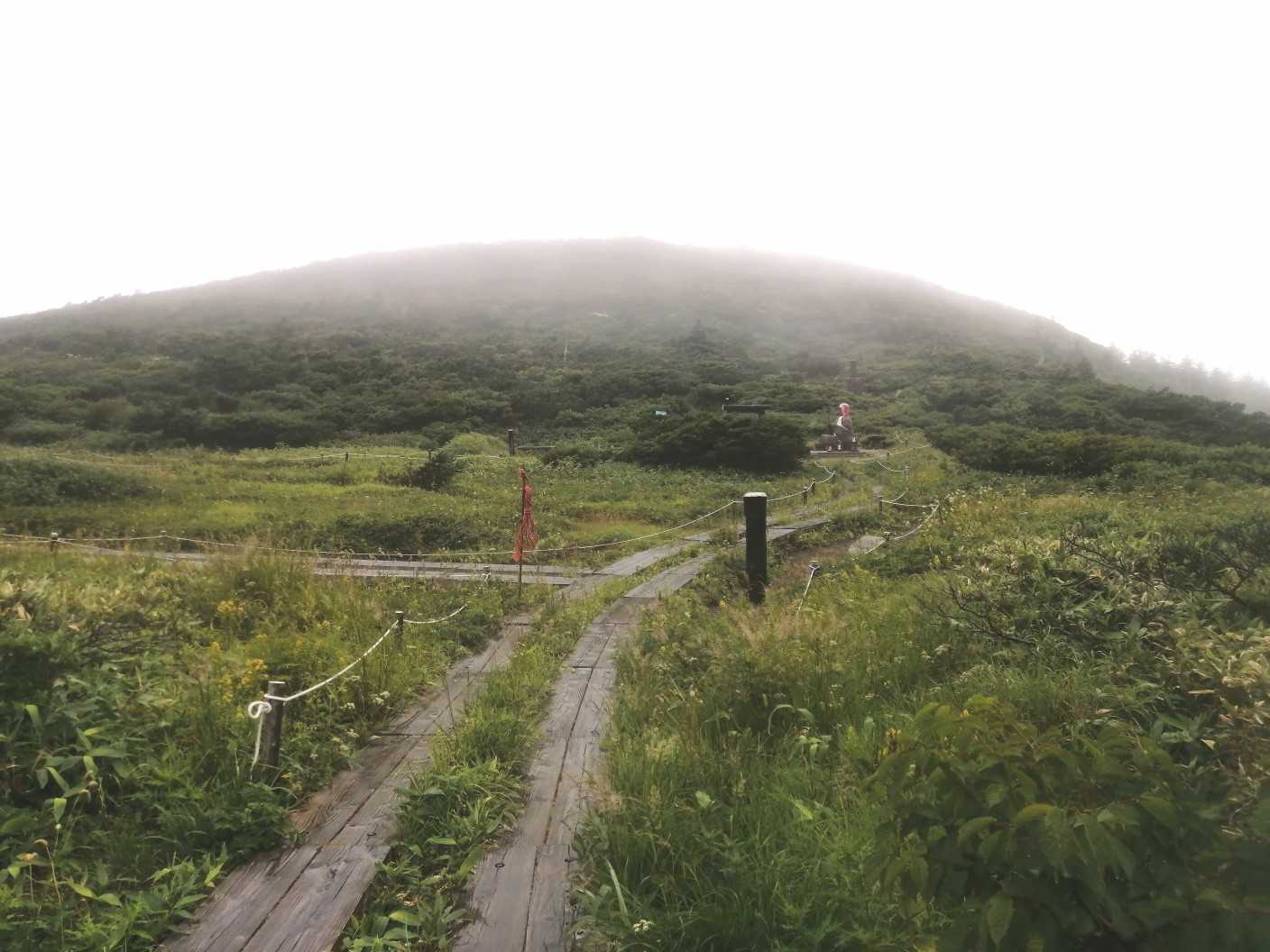 途中から雨が降りだし、三宝荒神山にもガスがかかってきてます。
お地蔵様、こんなにすぐお会い出来るとは思っていませんでした。