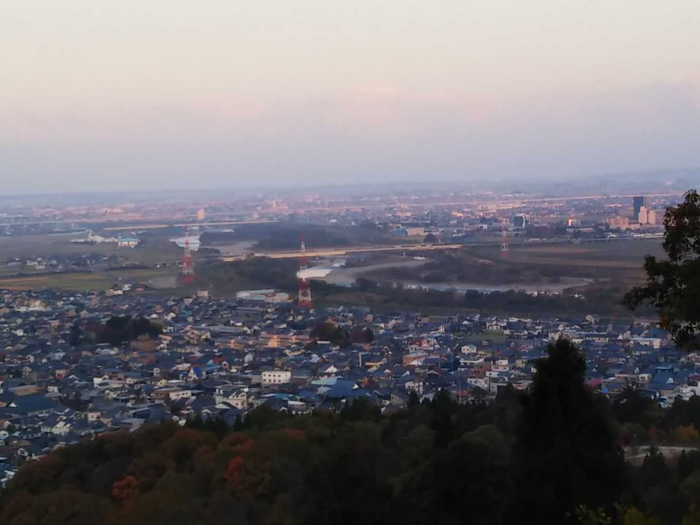 降りる途中。このコースは巡視路でいすね。鉄塔を二ヶ所通過。