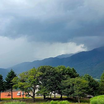 正面は雨柱が出来ているな🙄
もうじき、こっちに来そう🌧️