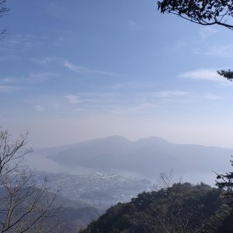 山頂は展望はほぼありません
少し右手前からの宮島です