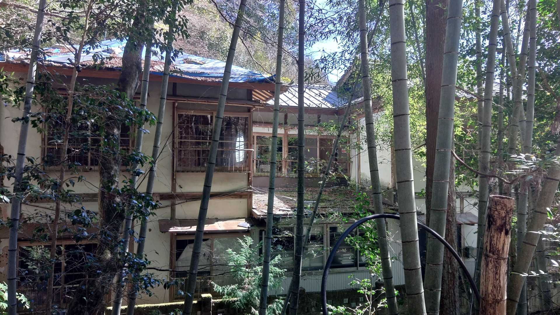 旅館は皆廃墟のよう･･･ここ、30年前に泊まったとこかもしれません。