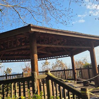 東屋は立ち入り禁止でした