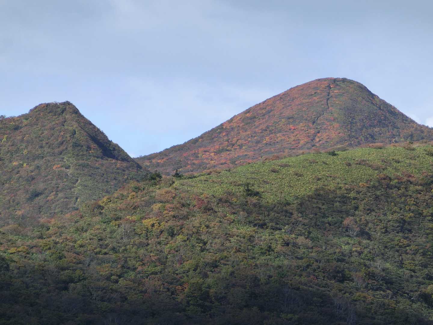 登山道から見えたトンガリ山と山形神室をズーム