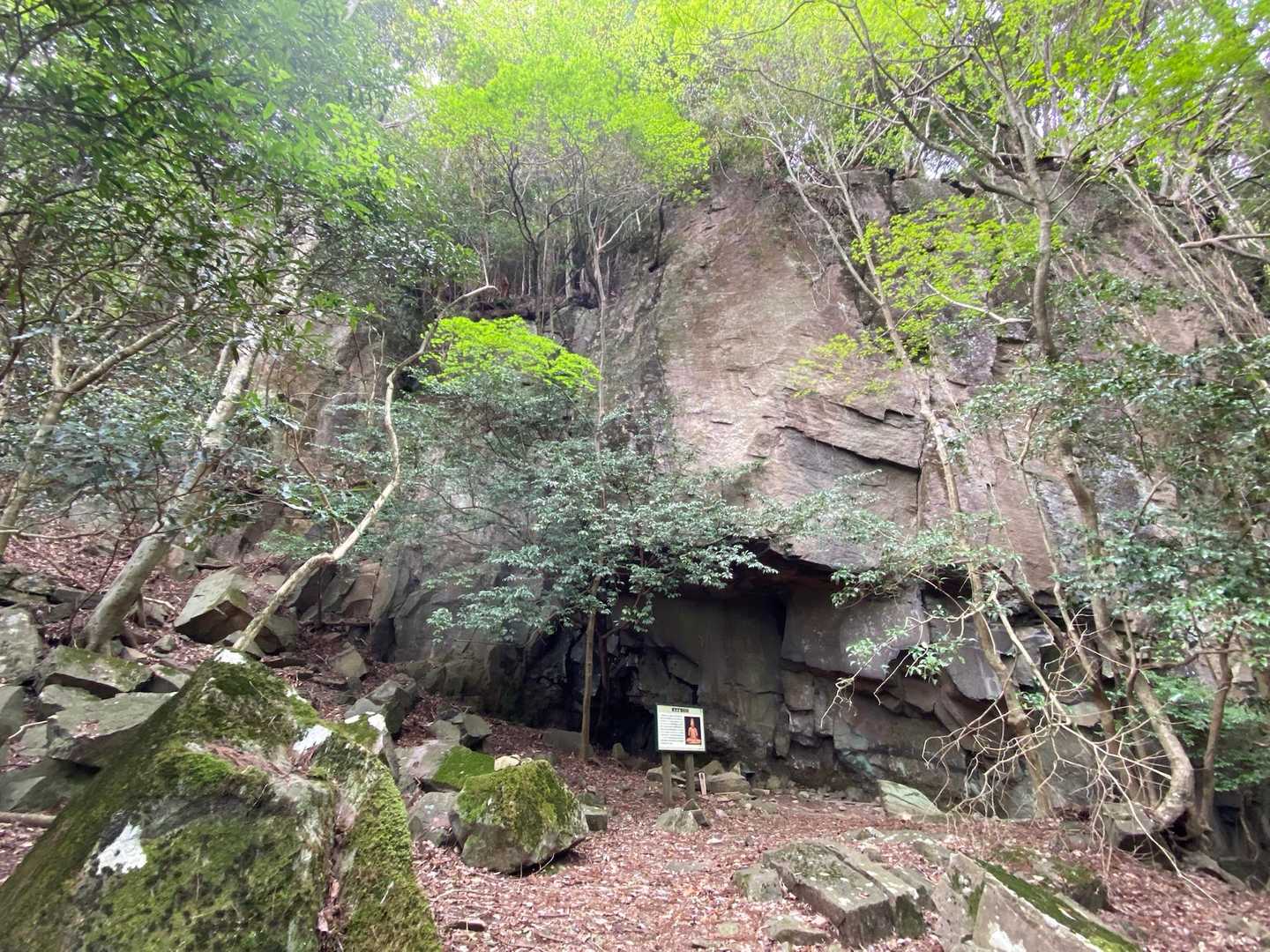 帰りは五窟巡りしながら下山します