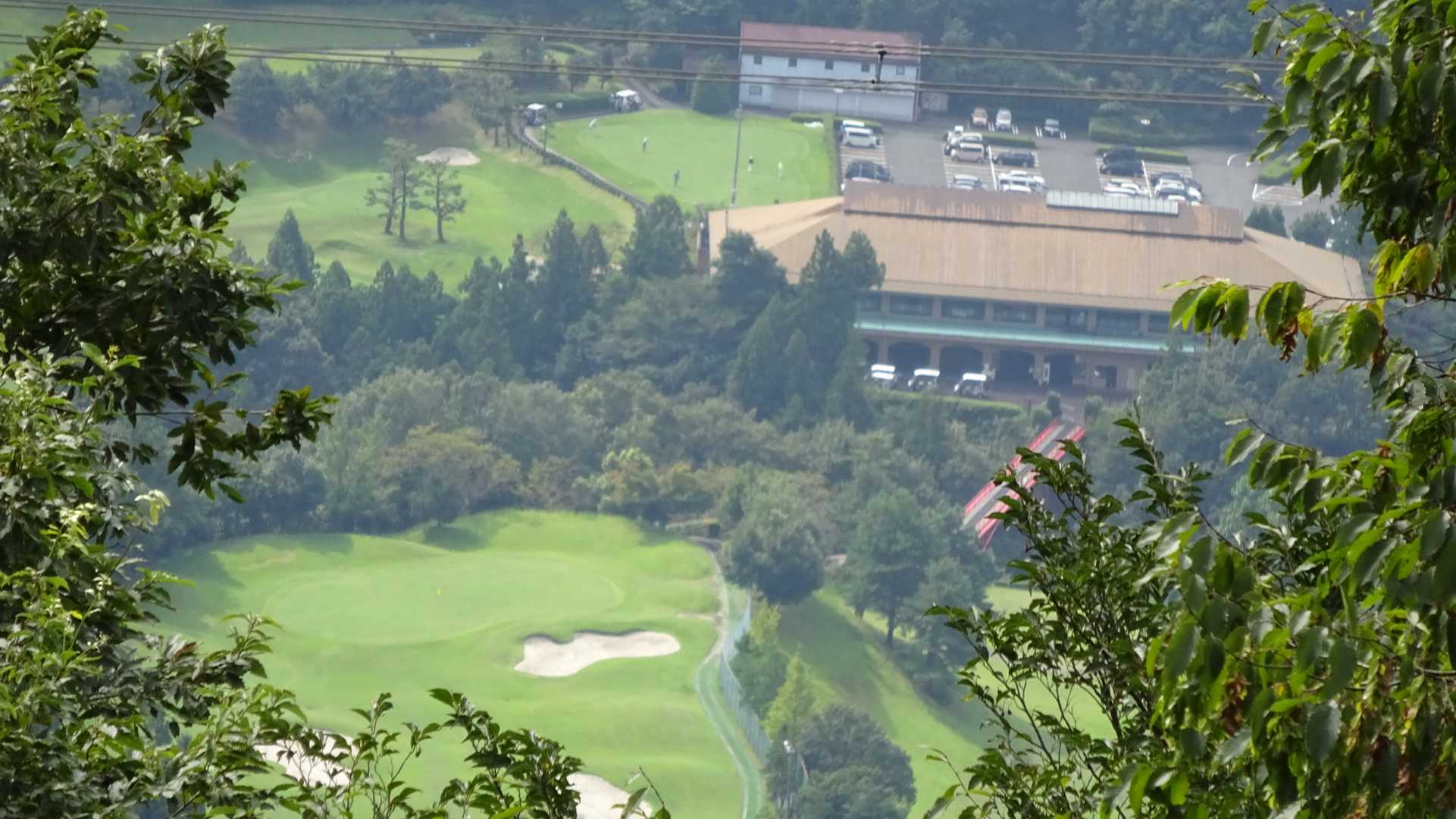 ⛳大垣カントリ倶楽部　スタ－ト前の練習? ゃってますね..🏌️‍♂️　今は上から👀 1.９番,10,18番ホ－ル、クラブハウスが良く見えますね(笑)🏌️‍♂️