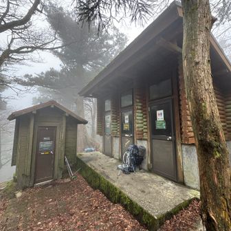 新高塚小屋 左のトイレのみ使えた 他閉鎖