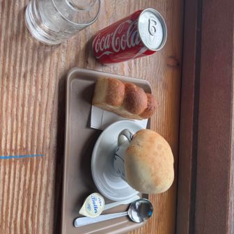 今回のお目当て、キノコスープのパンセットとドリンクで2000円

パンセットのみは1500円

ふわふわドームのパンとカップのシチューが相性バツグンで美味しかったぁ〜

山友さんのパングラタンセットを見たら、そっちも美味しそう🤤

次回来た時に頼もうっと🤭

楽しみがまた1つ増えちゃった😆👆