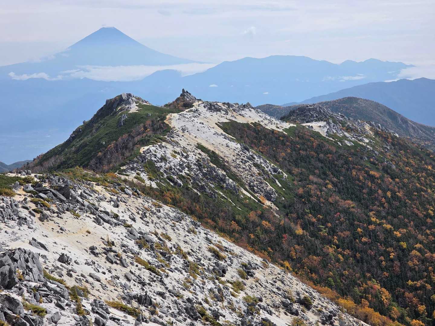 鳳凰三山周回 | 南アルプスの清流が織りなす滝から、奇岩が連なる白砂青松の稜線への写真