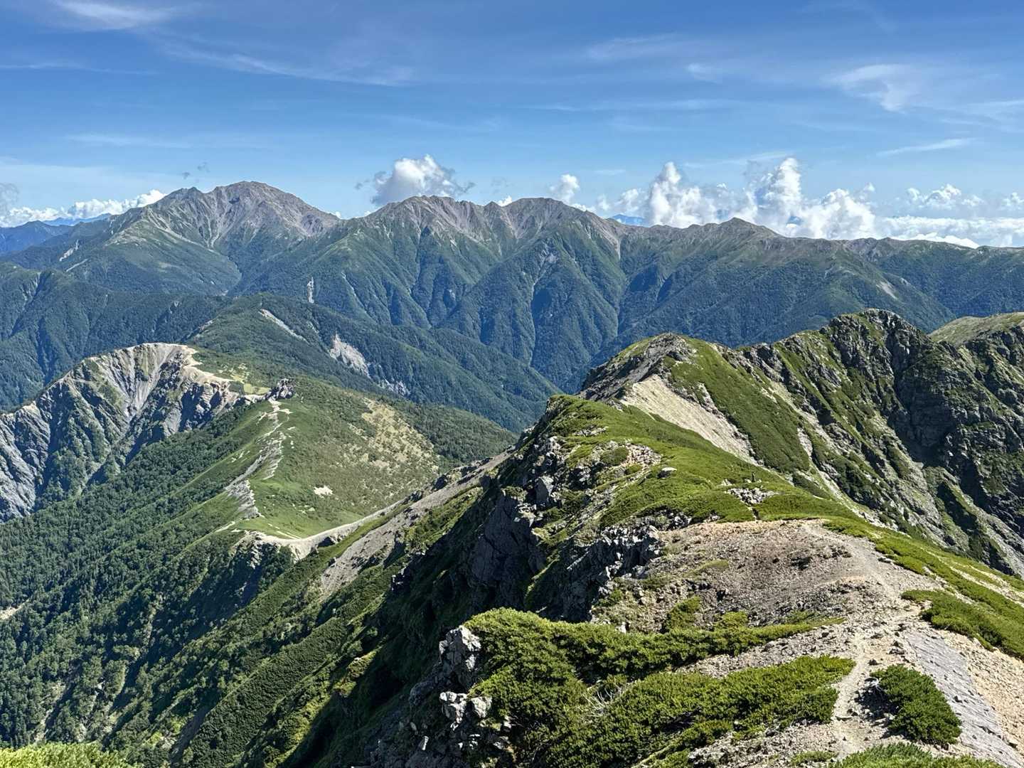 間ノ岳と農鳥岳🏔️
手前に仙塩尾根と蝙蝠尾根♡