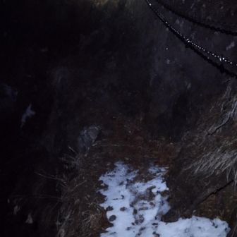 昨シーズンはこの渡り道どころか鎖まで氷雪の中だったのに

裏見の滝も氷塊がゴロゴロしてて通過する時怖いんだよね～😱