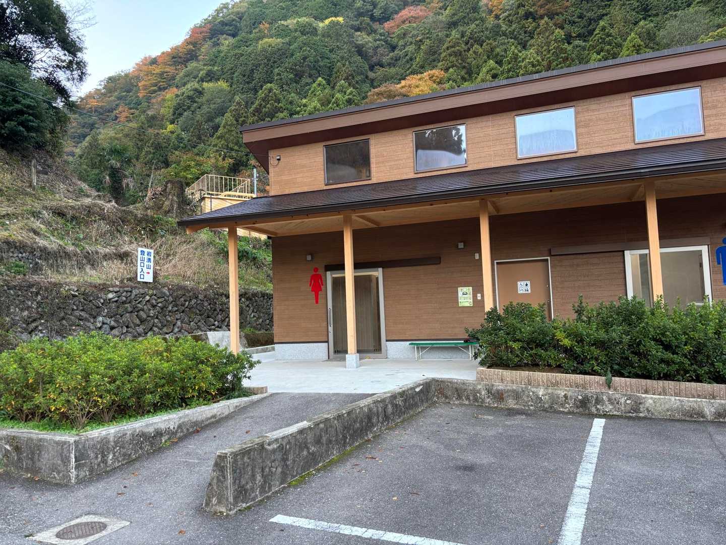 駐車場のトイレ
きれいです
