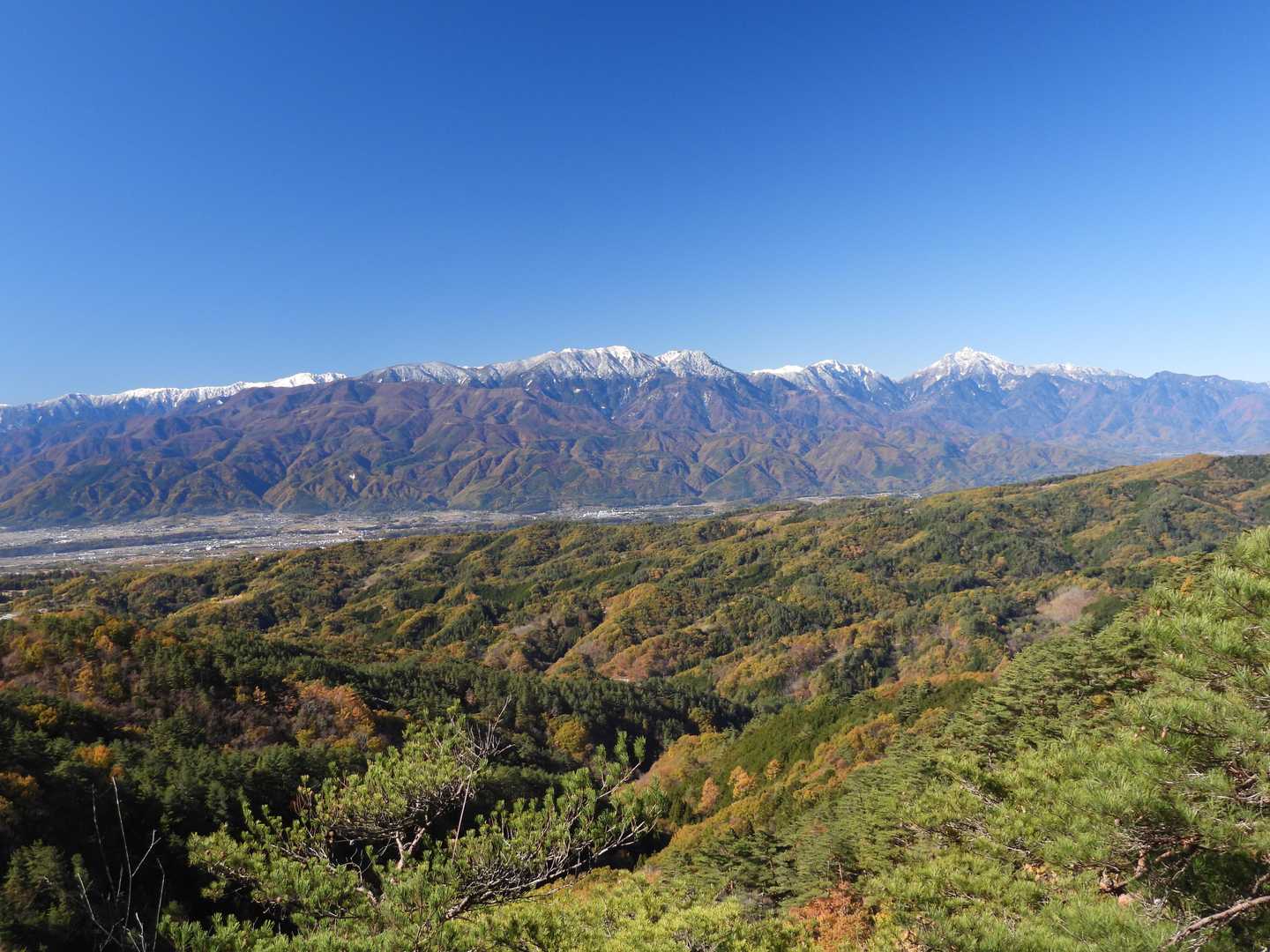 弥三郎岳・昇仙峡 | 花崗岩の白い巨石が連なる稜線と、日本五大名峡随一の渓谷美の写真