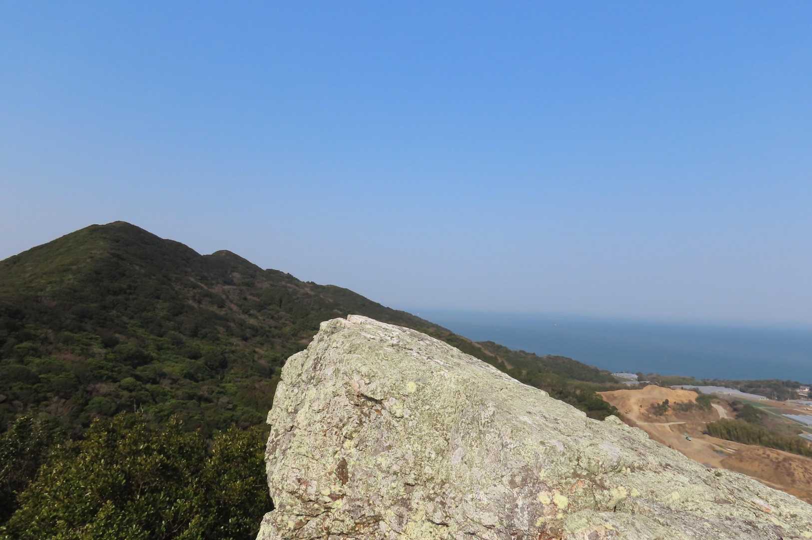 振り返ると西方向に七つ山が見えて・・・

いつも思うんだけど
あそこから来たんだよね～