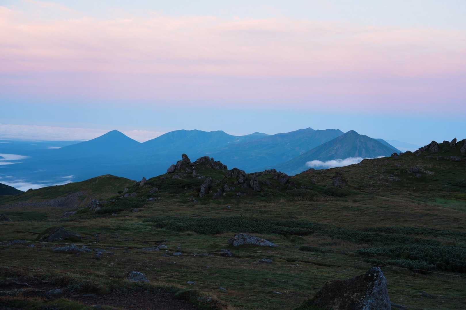 朝焼けに染まる十勝岳連峰⛰️